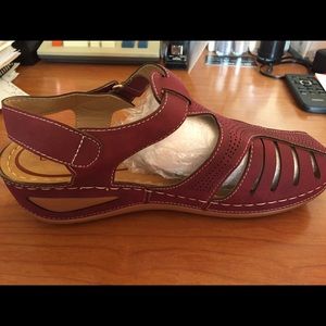 Comfortable Velcro close size 39. Brand new.